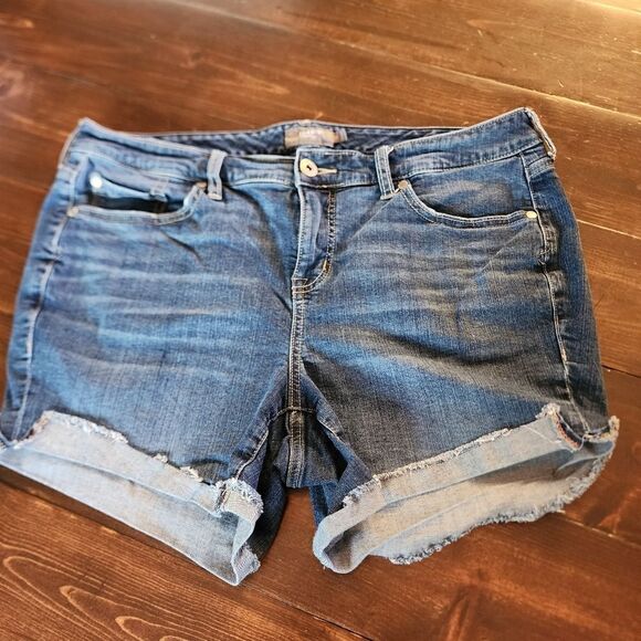 Torrid Womens Feel the Fit Denim Cuffed Shorts Size 16 - Picture 1 of 7